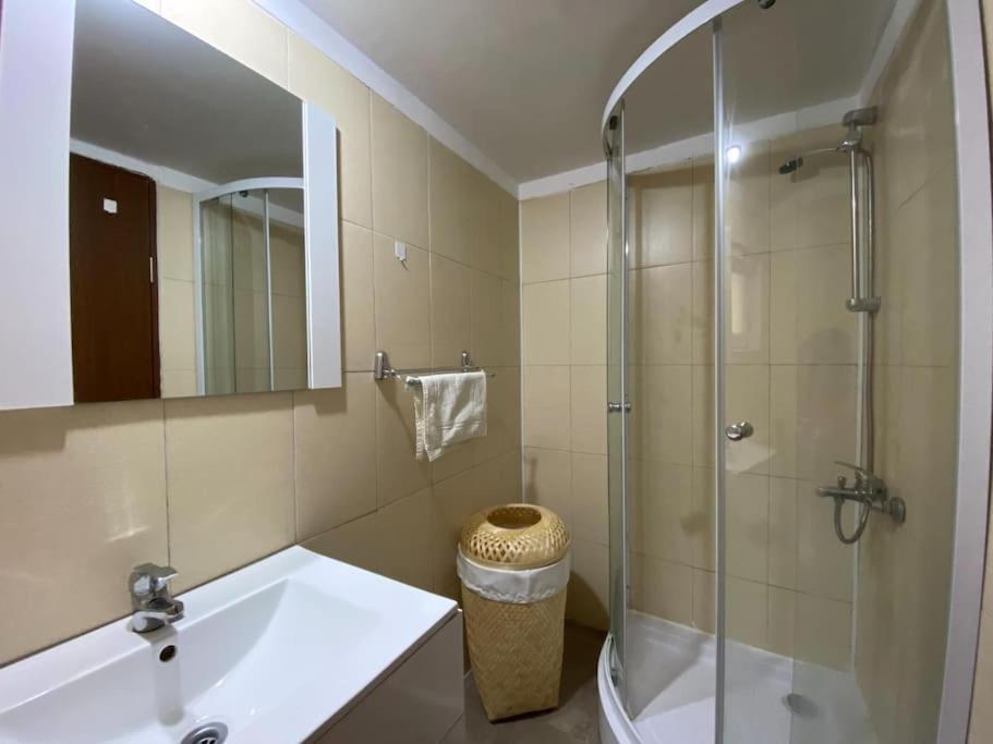 Kara'S Apartment Бухарест Экстерьер фото